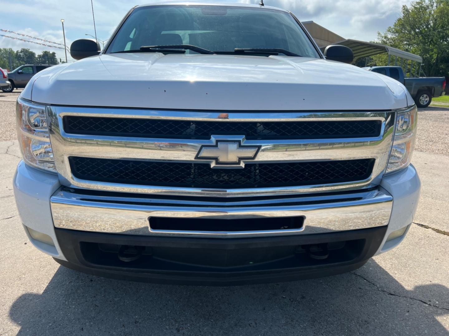 2009 White /Gray Chevrolet Silverado 1500 LT (1GCEC29029Z) with an 5.3 V8 engine, Automatic transmission, located at 4520 Airline Hwy, Baton Rouge, LA, 70805, (225) 357-1497, 30.509325, -91.145432 - 2009 Chevy Silverado Ext Cab LT 2WD ***One Owner*** 5.3 V8 Gas, 152K Miles, Power Windows, Locks & Mirrors, Cold A/C, Tow Pkg. FOR INFO PLEASE CONTACT JEFF AT 225 357-1497 CHECK OUT OUR A+ RATING WITH THE BETTER BUSINESS BUREAU WE HAVE BEEN A FAMILY OWNED AND OPERATED BUSINESS AT THE SAME LOCATION - Photo#2